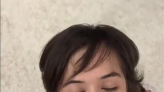 Страстная девушка демонстрирует мастерство минета