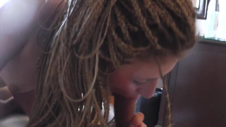 Девушка с дредами в страстном ритме: горячий мини-трип на огромном члене в роскошном отеле