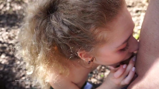 Первокурсница ублажает в лесной глуши после учебы - развратный минет на природе