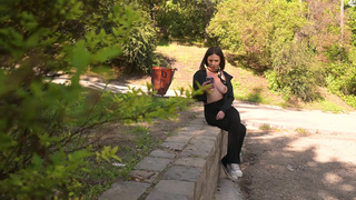 Eve Sweet шокирует прохожих своими аппетитными прелестями