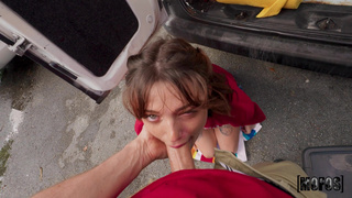 Разврат на мойке – автомойщица сосёт клиенту пока коллеги заняты