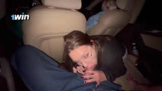 Женатый друг снимает, как ненасытная сучка обслуживает мужиков в авто