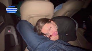 Женатый друг снимает, как ненасытная сучка обслуживает мужиков в авто