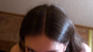 Горячая Nika Bunny: страстный минетик у входа – не смогла терпеть