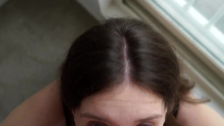 Неожиданный отсос от горячей соседки – соль и страсть