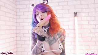 Бунтарки с краской и тату исследуют глубины анального удовольствия с дилдо