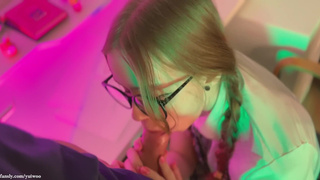 БДСМ с умной очкарикой: сперма на учебниках