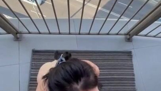 Сексуальная нимфоманка в диком порыве – смотри, как она трахается на виду у всех