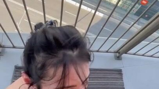 Сексуальная нимфоманка в диком порыве – смотри, как она трахается на виду у всех