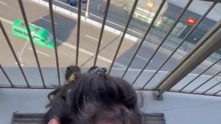 Сексуальная нимфоманка в диком порыве – смотри, как она трахается на виду у всех