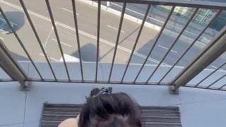 Сексуальная нимфоманка в диком порыве – смотри, как она трахается на виду у всех