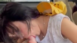 Автостопщица страстно ублажает водителя в машине – жесткий минет на дороге