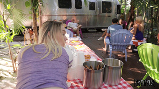 Игривые ласки под открытым небом – сочные моменты и страсть