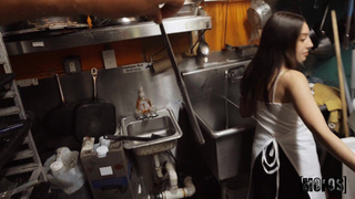Озорная кухонная банда устроила жаркий групповой секс с посудомойкой