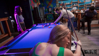 Невероятный разврат в баре: длинноволосая красотка обслужила клиента ртом и киской