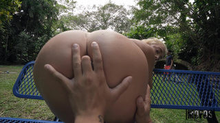 Страсть на свежем воздухе: горячий секс в парке при свете фонарей