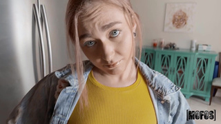 Голубоглазая соблазнительница: страстный минет в бассейне и горячий анал в спальне