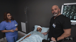 Страсть в больничных стенах: медбрат и медсестра в пылу момента