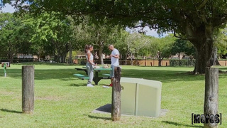 Брюнетка отомстила парню горячим сексом в машине с незнакомцем