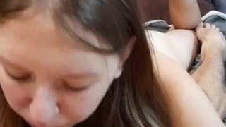 Сочная минета с игривым настроением: глубокий минет и соблазнительные ножки