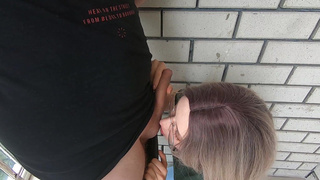 Анальный секс на улице: кончил в рот шалунье