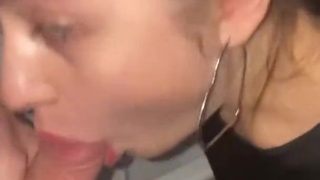 Скандальный милф-стриптиз в самолете: откровенный разврат на высоте