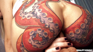 Пока парень в бане – она устроила горячий тройничок с дилдо и осьминогом