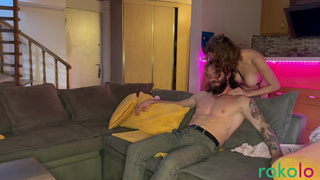 Развратная Пош Спайс дрочит на новый член