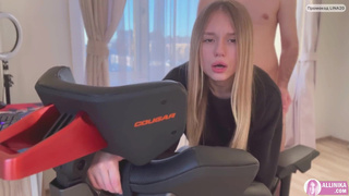 Взрывной микс страсти и мебели: как Аллиника опробовала подарок