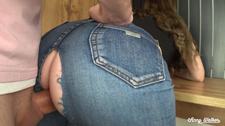 Страстный секс в джинсах: огромный член и мокрый оргазм
