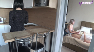 Муж тайком зажигает с горячей соседкой, пока жена в телефоне