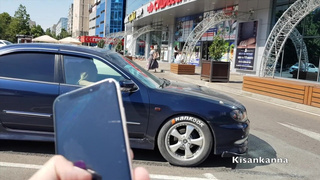 Юная нимфа испытала дикий оргазм на виду у всех