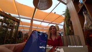 Публичный триггер-оргазм: страстная малышка не сдержалась за столиком