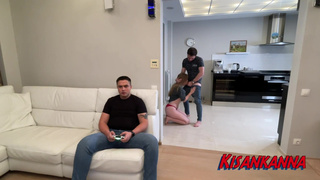 Куколд-муж в игре, а его девушка трахается с другим