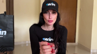 Бонус от букмекера: оттрахали сочную брюнетку в жестком порно