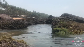 Сексуальная бунтарка зажигает на публике