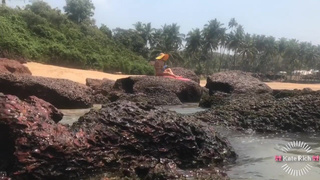 Сексуальная бунтарка зажигает на публике