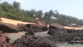 Сексуальная бунтарка зажигает на публике