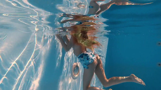 Сексуальная Ната Оушен — мокрый рай в бассейне