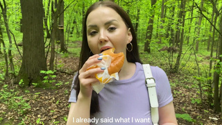 Секс в лесу с подругой за чизбургер – горячая лесная авантюра