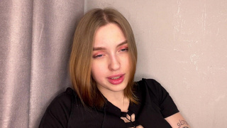 Страстная девушка с упругой попкой добивается оргазма