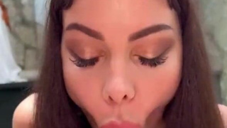 Искусство глубокого минета от соблазнительной красотки